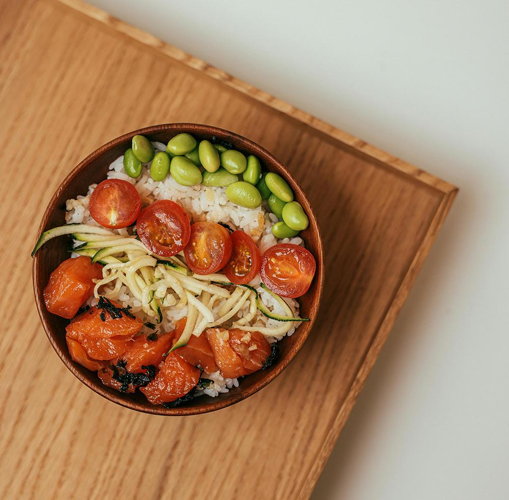 Poke bowl al salmone e zucchine