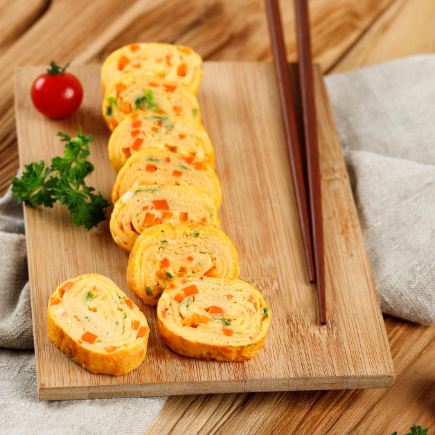 Rotolo di frittata con fiori di zucca